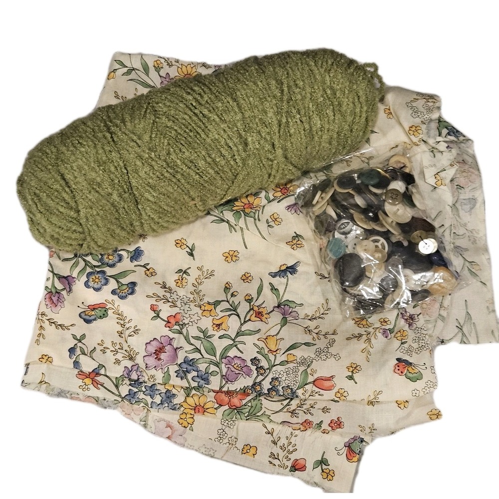 Vintage Craft Supply Lot Fabric Swatch Yarn Skein Mixed Buttons DIY - Picture 1 of 4